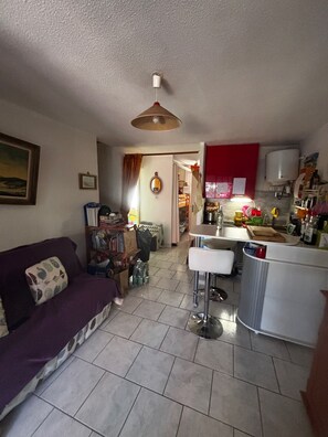 TV, books - Cap d'agde - Appart 4 pers. Quiet ground floor with swimming pool - close to beach and shops (Agde)