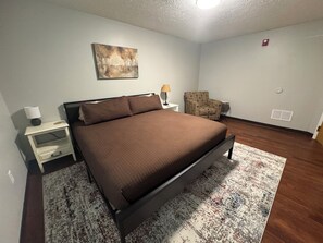 5 slaapkamers, een bureau, een strijkplank/strijkijzer, gratis wifi