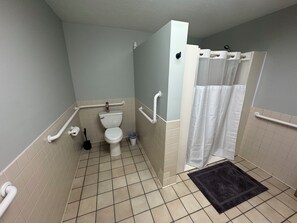Douche, sèche-cheveux, serviettes fournies, savon