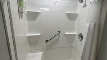 Doccia, asciugacapelli, asciugamani, sapone