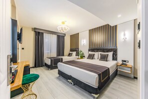 Familien-Suite, Terrasse, Stadtblick | Minibar, Zimmersafe, Schreibtisch, laptopgeeigneter Arbeitsplatz