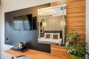Classic-Einzelzimmer, Terrasse | Minibar, Zimmersafe, Schreibtisch, laptopgeeigneter Arbeitsplatz