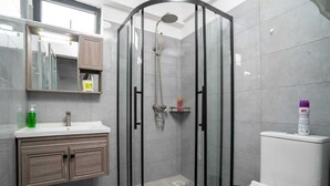 Secadora de cabello, toallas, jabón, papel de baño 