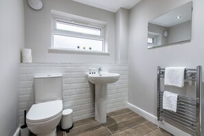 House, 3 Bedrooms | Bathroom | Shower, free toiletries, hair dryer, towels