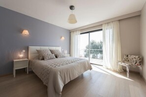 6 bedrooms, iron/ironing board, WiFi, bed sheets