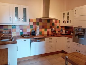 Fridge, microwave, oven, dishwasher - House 8p with garden 10 min walk from the sea (Saint-Raphaël)