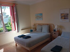 7 bedrooms, iron/ironing board, WiFi, bed sheets - House 8p with garden 10 min walk from the sea (Saint-Raphaël)