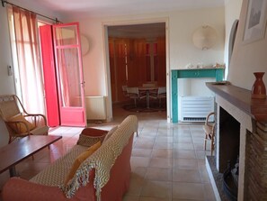 TV, fireplace