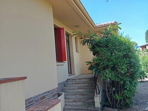 Exterior detail - House 8p with garden 10 min walk from the sea (Saint-Raphaël)