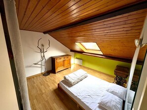 1 slaapkamer, een strijkplank/strijkijzer, beddengoed