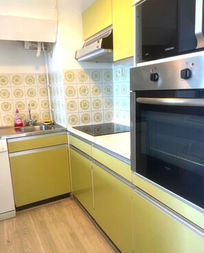 Fridge, microwave, oven, dishwasher - Luminous apartment with sea view in La Ciotat (La Ciotat)
