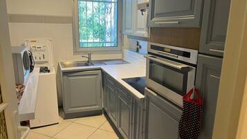 Réfrigérateur, micro-ondes, four, cafetière/bouilloire