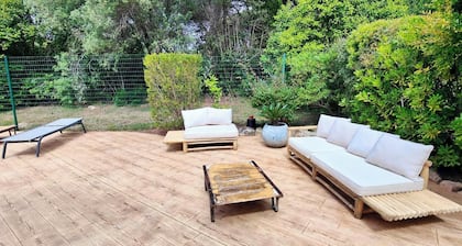 House 5p with garden near the sea