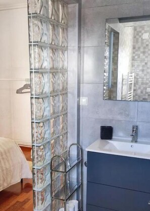 3 Schlafzimmer, Schreibtisch, Bügeleisen/Bügelbrett, Reisekinderbett