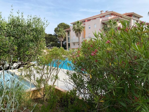 Property grounds - F4 apartment in park with swimming pool (Saint aygulf)