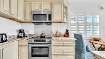 Condo, 1 King Bed (Ramsgate 1) | Private kitchen