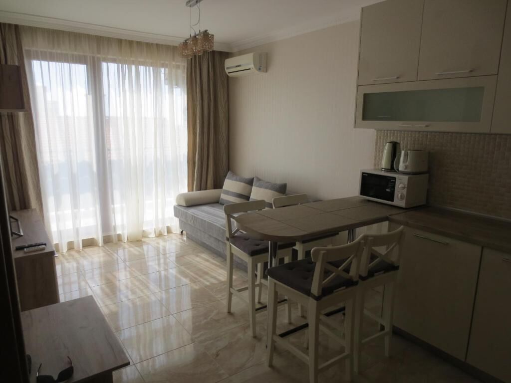 Cortinas blackout, insonorización y tabla de planchar con plancha 