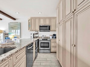 Condo, 1 Queen Bed (Ramsgate 2) | Private kitchen