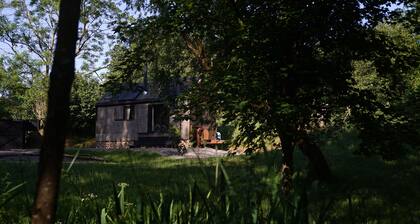 Off-grid Cabin, Outdoor Bath, 15 min from Bruton