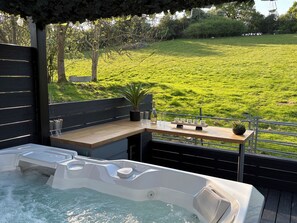 Outdoor spa tub - Hill View Cottage, Hill View Cottage Ashbourne (Ashbourne)
