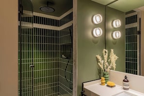 Room, 1 King Bed | Bathroom | Hair dryer, towels, soap, shampoo
