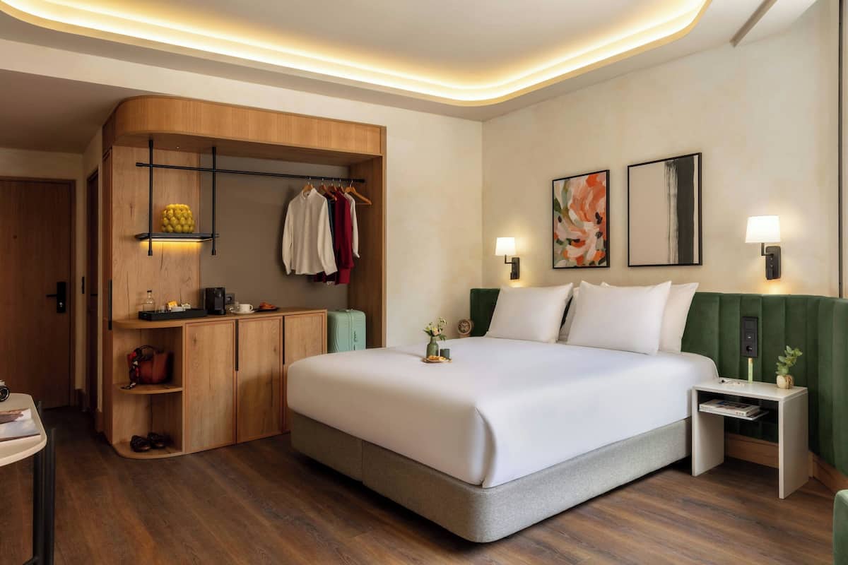 Chambre, 1 très grand lit | Décoration personnalisée, ameublement personnalisé, bureau