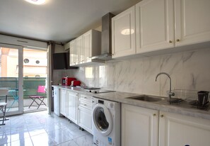Geladeira, micro-ondas, cooktop, cafeteira/chaleira