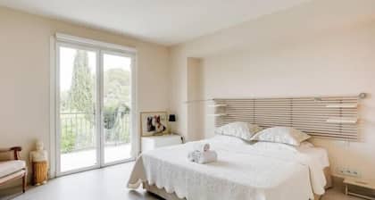 Air-conditioned house in Residence