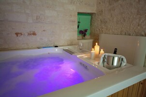 Luxury Suite, Balcony, City View | Private spa tub