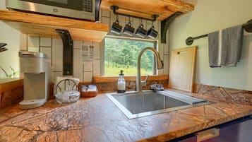 Wasserkocher mit Kaffee-/Teezubehör, Kühlschrank, Mikrowelle, Ofen