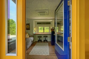 Ein Zimmer mit Bett, Fenster, Schreibtisch und Stuhl.