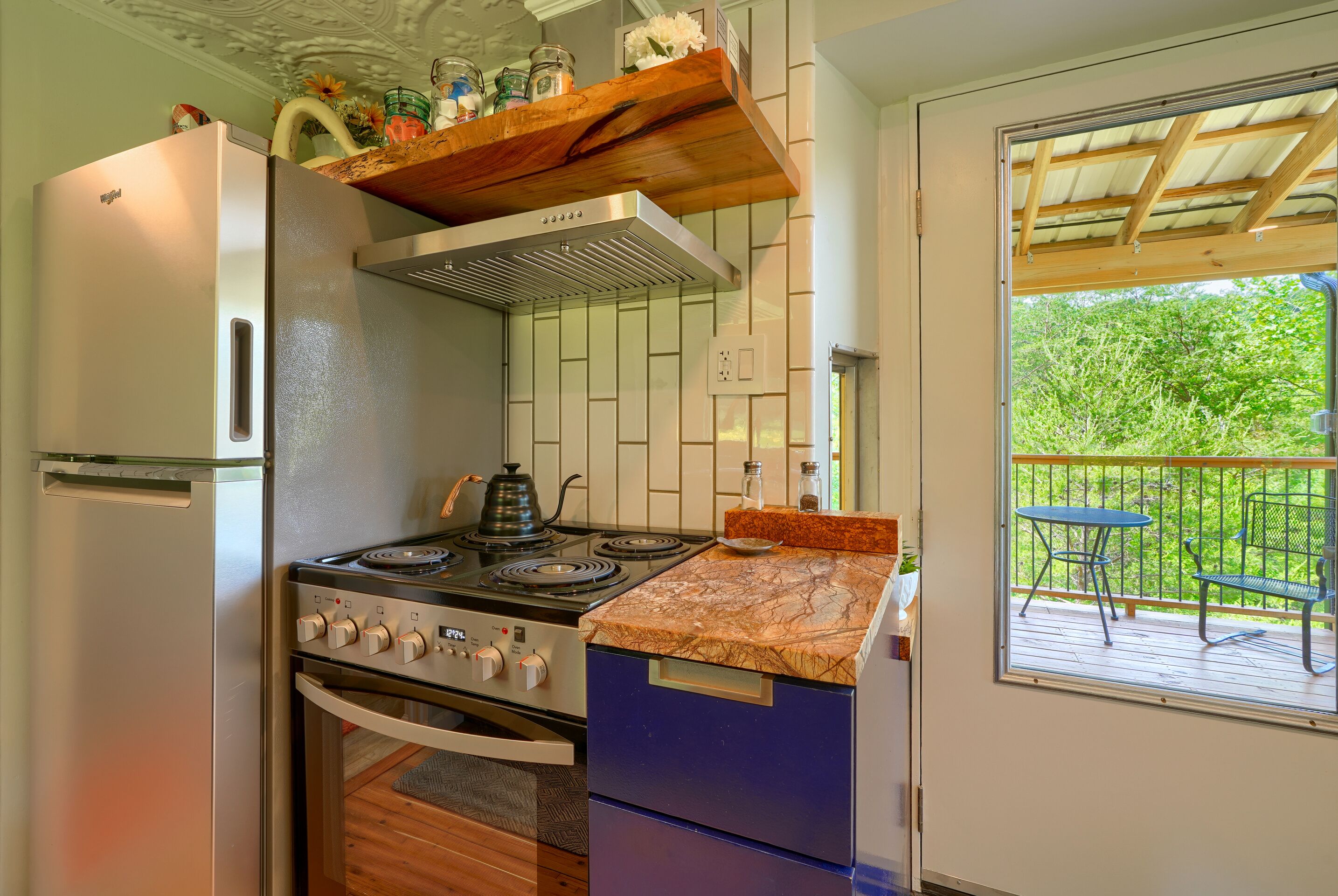 Coffee/tea maker, fridge, microwave, oven