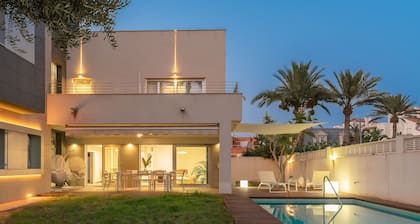 Modern villa 5 minutes from the beach with private pool in a prime location