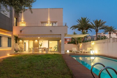 Modern villa 5 minutes from the beach with private pool in a prime location