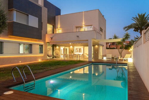 Modern villa 5 minutes from the beach with private pool in a prime location