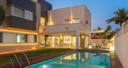 Modern villa 5 minutes from the beach with private pool in a prime location
