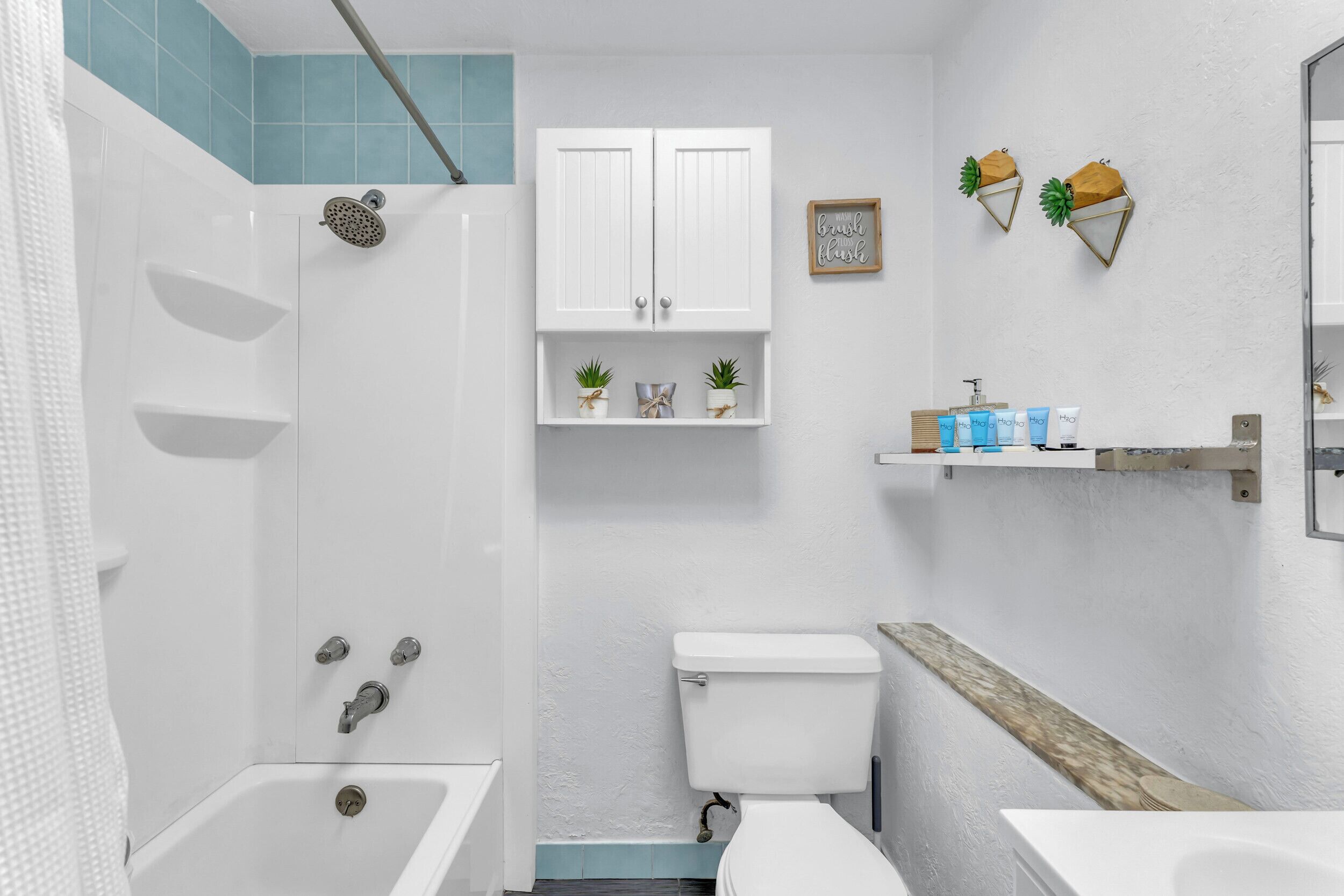 Secadora de cabello, toallas, jabón, papel de baño 