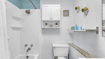 Secadora de cabello, toallas, jabón, papel de baño