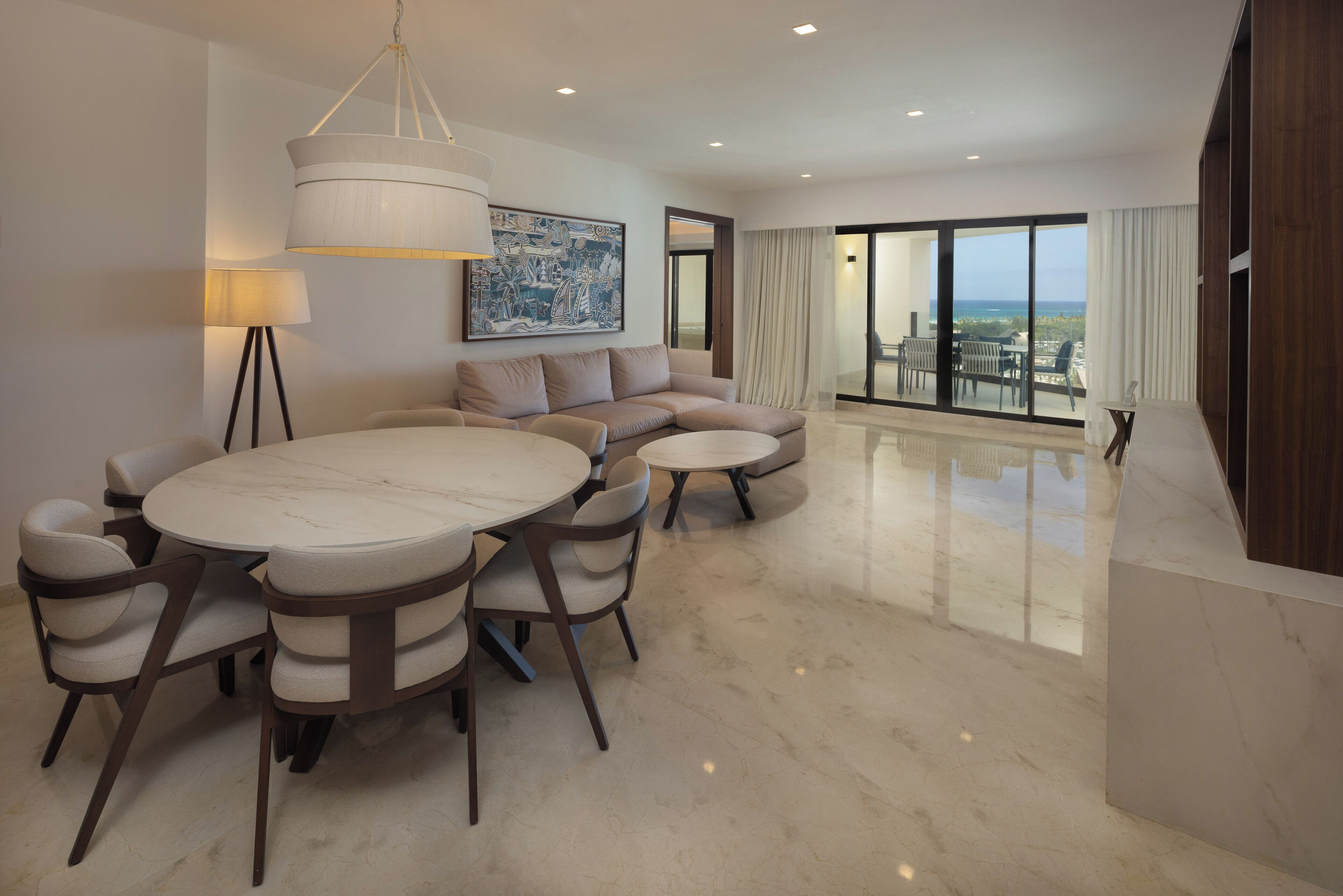 Seprai premium, selimut bulu angsa, minibar gratis, dan brankas