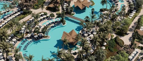 9 piscinas al aire libre, camas de piscina con cargo, sombrillas