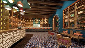 19 restaurantes, se sirven desayunos, comidas, cenas y cocina americana