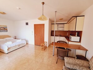 遮光カーテン、アイロン / アイロン台、WiFi (無料)