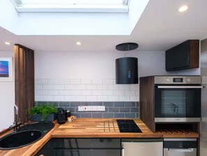 Fridge, oven, dishwasher, coffee/tea maker - Studio37 - A cosy, stylish central hideaway | Pass the Keys (Cirencester)