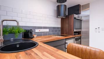 Fridge, oven, dishwasher, coffee/tea maker