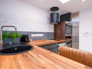 Een koelkast, een oven, een vaatwasser, een koffiezetapparaat/waterkoker