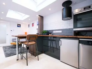 Fridge, oven, dishwasher, coffee/tea maker