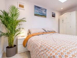 1 bedroom, iron/ironing board, free WiFi, bed sheets - Studio37 - A cosy, stylish central hideaway | Pass the Keys (Cirencester)