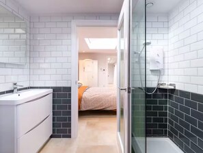 Shower, hair dryer, towels - Studio37 - A cosy, stylish central hideaway | Pass the Keys (Cirencester)