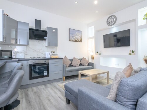 Large & Homely Retreat in Leeds | Pass the Keys