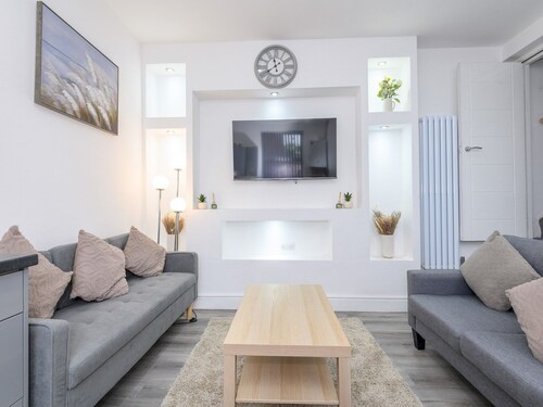 Large & Homely Retreat in Leeds | Pass the Keys